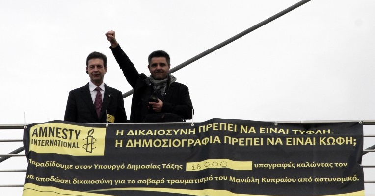 Η ΕΛ.ΑΣ. παρενοχλεί δημοσιογράφο που είχε πάθει κώφωση από χειροβομβίδα κρότου-λάμψης πριν 4 χρόνια
