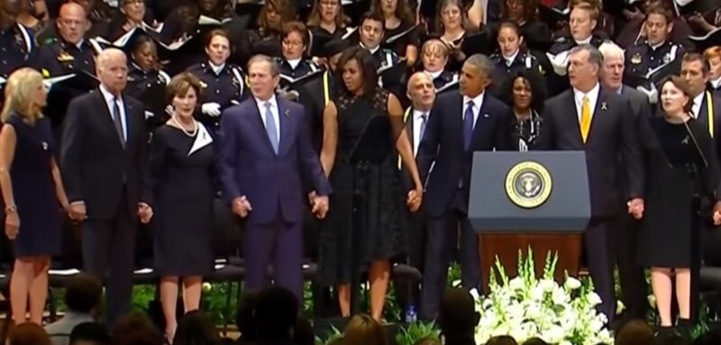 Ο George W Bush για κάποιο λόγο άρχισε να χορεύει στο μνημόσυνο των θυμάτων του Ντάλας (VIDEO)