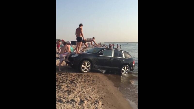 Ρώσοι πάνε στις όχθες του Βόλγα και κάνουν την Καγιέν τους νεροτσουλήθρα επειδή Ρωσία (VIDEO)