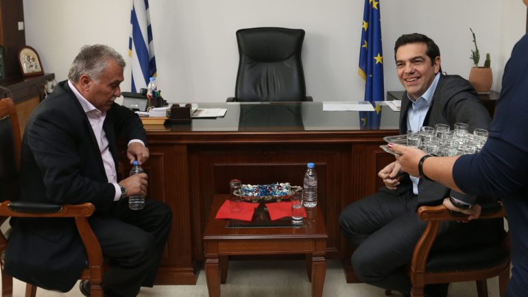 Ζάντα από τσικουδιές έγινε στην Κρήτη ο Αλέξης Τσίπρας και καθυστέρησε το πρόγραμμά του μέχρι να ισιώσει (PHOTOS)