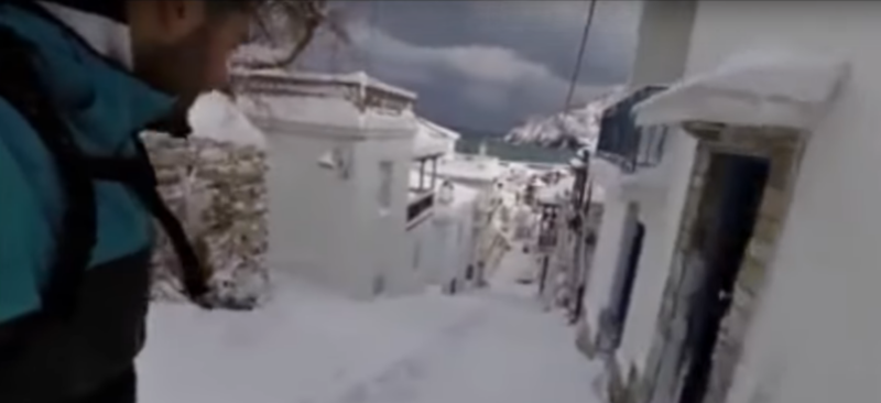 Τυπάς στην Σκόπελο δεν λογαριάζει τον χιονιά και κάνει snowboard στα στενά του νησιού (VIDEO)