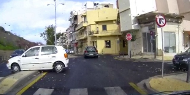 Ηράκλειο: Αυτός ο οδηγός αποδεικνύει πως στην Ελλάδα θα έχουμε ατυχήματα μέχρι τη Δευτέρα Παρουσία (VIDEO)