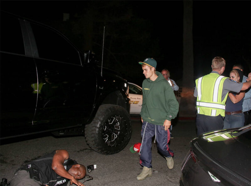 Ο Justin Bieber αφού ολοκλήρωσε την απογευματινή του προσευχή χτύπησε με το αμάξι του έναν παπαράτσι