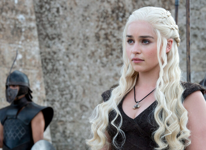 To καινούριο κοντό κούρεμα της Daenerys Targaryen δίνει τροφή για ατελείωτη σεναριολογία