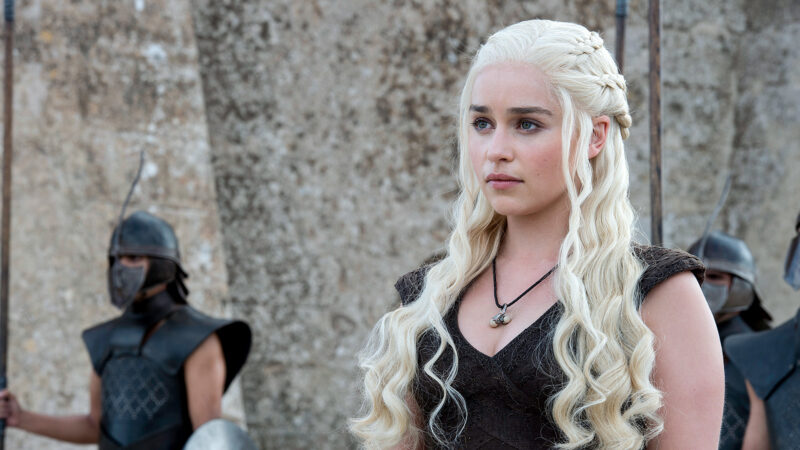 To καινούριο κοντό κούρεμα της Daenerys Targaryen δίνει τροφή για ατελείωτη σεναριολογία