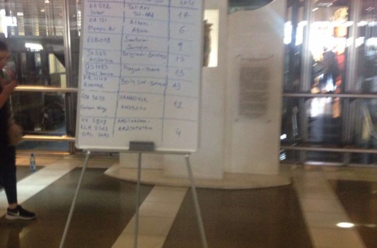 Αεροδρόμιο Μακεδονία: Ο πίνακας ανακοινώσεων αντικαταστάθηκε με έναν υπέροχο χειροποίητο με μαρκαδόρο