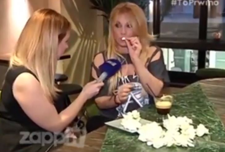 Σε αυτό το βίντεο η Σαμπρίνα τρώει on camera γαρδένιες και δεν αστειευόμαστε καθόλου