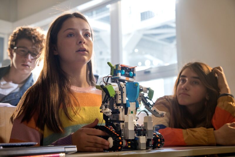 Στο «ROBOGIRL» τα κορίτσια απλά θέλουν να περάσουν καλά με ρομποτική