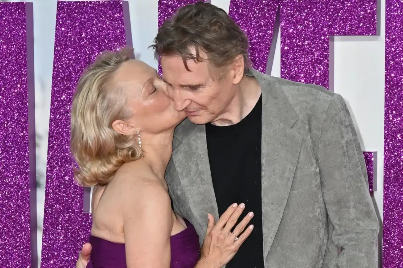 Ζευγάρι είναι πλέον Liam Neeson και Pamela Anderson, αν ψάχνατε την ημερήσια σας δόση σεροτονίνης