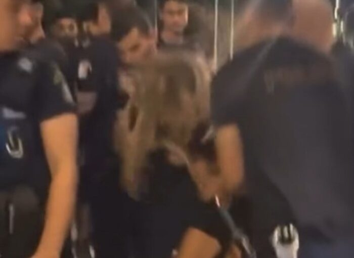 Άνδρας της ΕΛΑΣ κλωτσούσε στο κεφάλι διαδηλωτή σε διαμαρτυρία για τη Γάζα