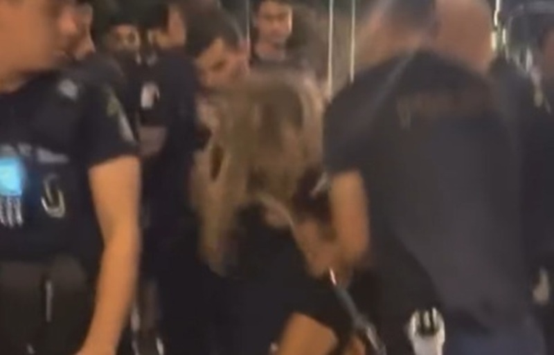 Άνδρας της ΕΛΑΣ κλωτσούσε στο κεφάλι διαδηλωτή σε διαμαρτυρία για τη Γάζα