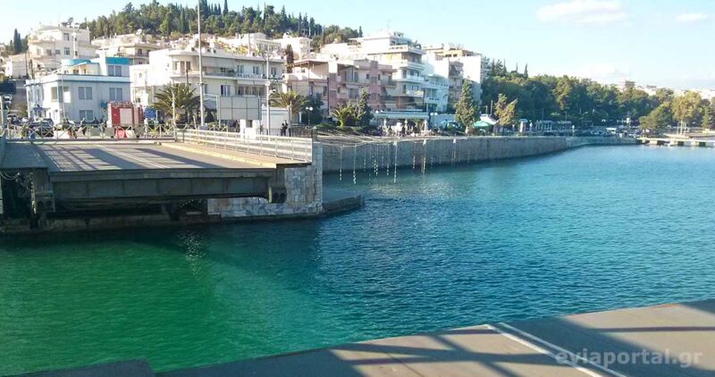 Εντωμεταξύ, στα δύο έχει κοπεί από χτες η Χαλκίδα γιατί η γέφυρα ΧΑΛΑΣΕ