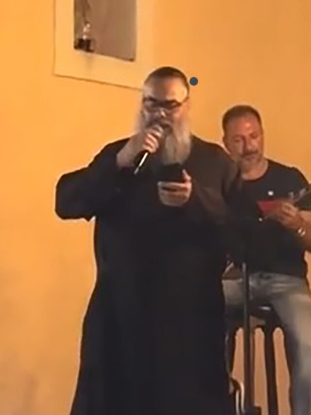 Μερακλής παπάς ερμηνεύει με μεγάλη επιτυχία Στέλιο Καζαντζίδη