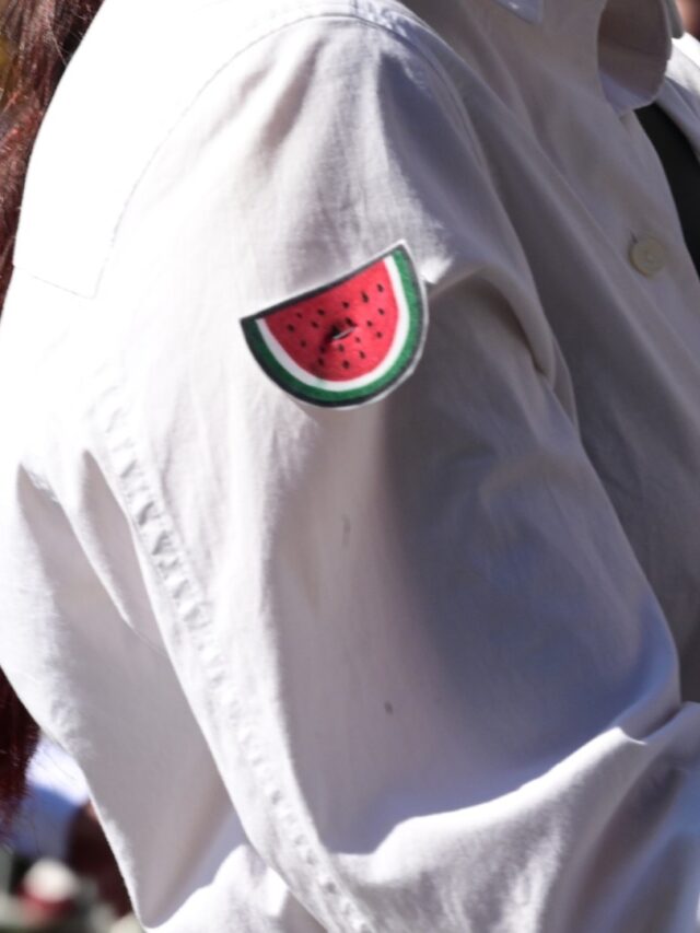 Αθήνα: Με ραφτό καρπούζι παρέλασαν μαθήτριες για
να σκούζει ο Άδωνις