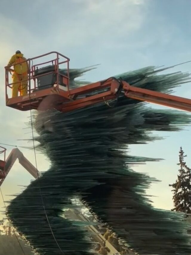 Άζαξ στα τζάμια γνωστού γυάλινου αγάλματος της Αθήνας έριξαν αυτό το ΣΚ