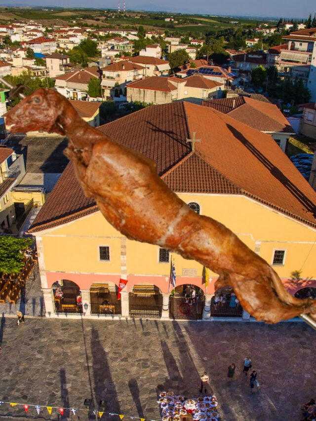 Τα πασχαλινά φωτάκια έβαλαν στη Μητρόπολη Γιαννιτσών, για κάποιο λόγο