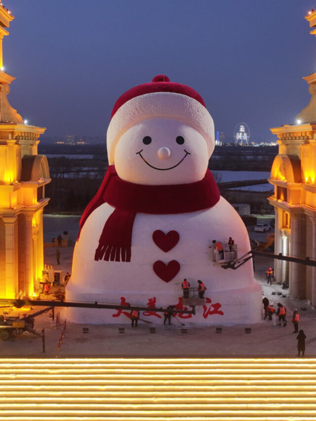 Εξαώροφο χιονάνθρωπο έφτιαξαν σε πόλη της Κίνας για τα Χριστούγεννα