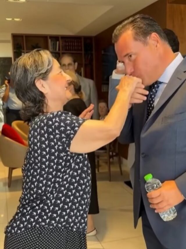 Εντωμεταξύ, κούκλο βρήκε τον Άδωνι Γεωργιάδη μια ηλικιωμένη στη Δράμα