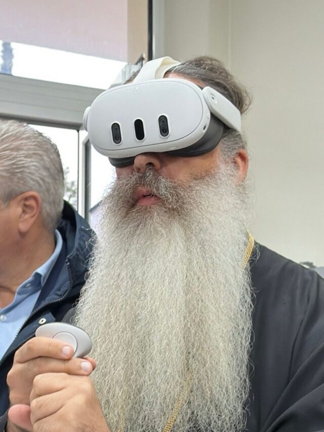Λαμία: High tech μητροπολίτης τσεκάρει γυαλιά VR σε εγκαίνια