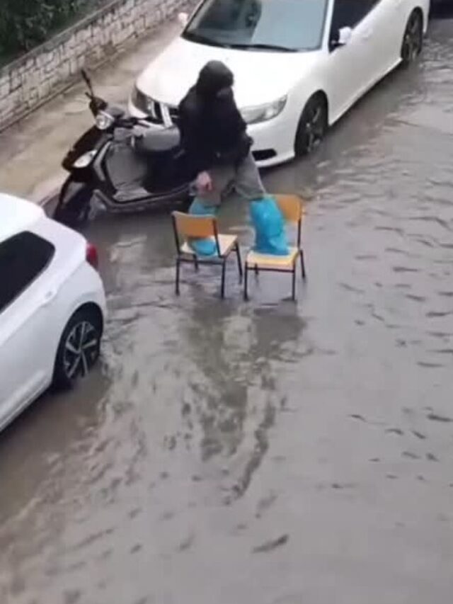 Μαθητής διδάσκει πέρασμα πλημμυρισμένου δρόμου με χρήση σχολικών καρεκλών