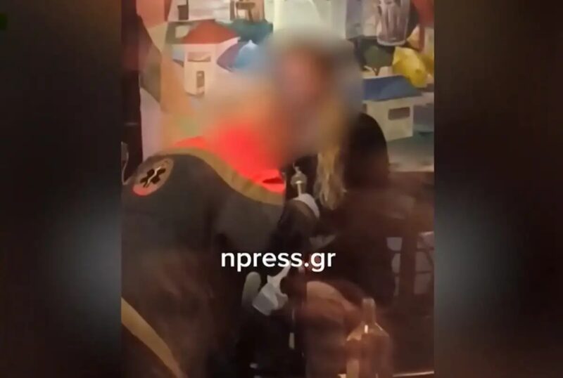 EKABίτης πήρε μικρόφωνο και τραγούδησε σε κέντρο στα Λιόσια εν ώρα εργασίας
