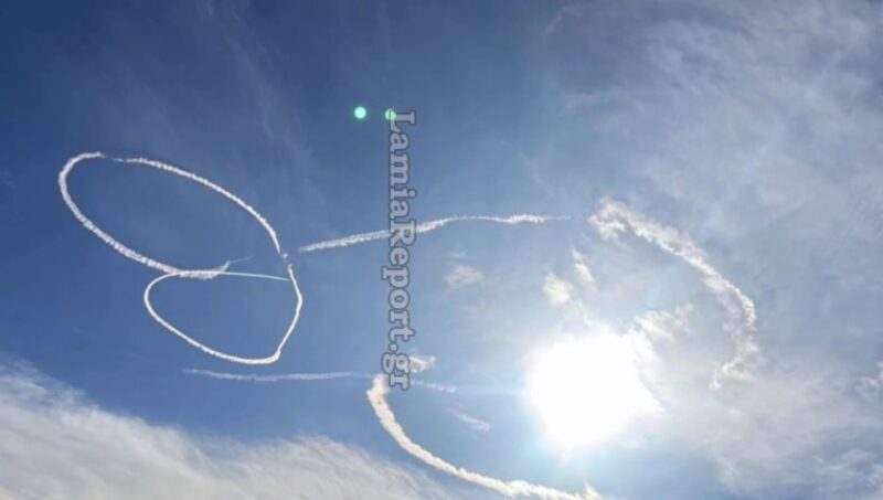 ΘΑΥΜΑ: Αεροπλάνα σχημάτισαν ΟΥΡΑΝΙΑ ΤΣΑΠΟΥ ψηλά πάνω από τη Λαμία