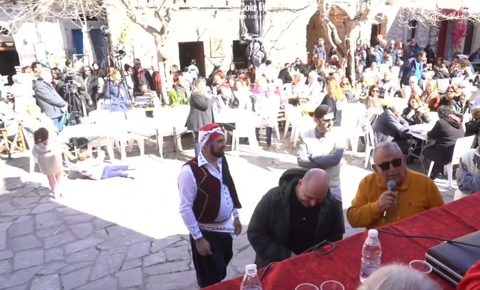 Χαβαλέ με πνιγμένους μετανάστες από 2 γιατρούς σε καρναβάλι της Χίου