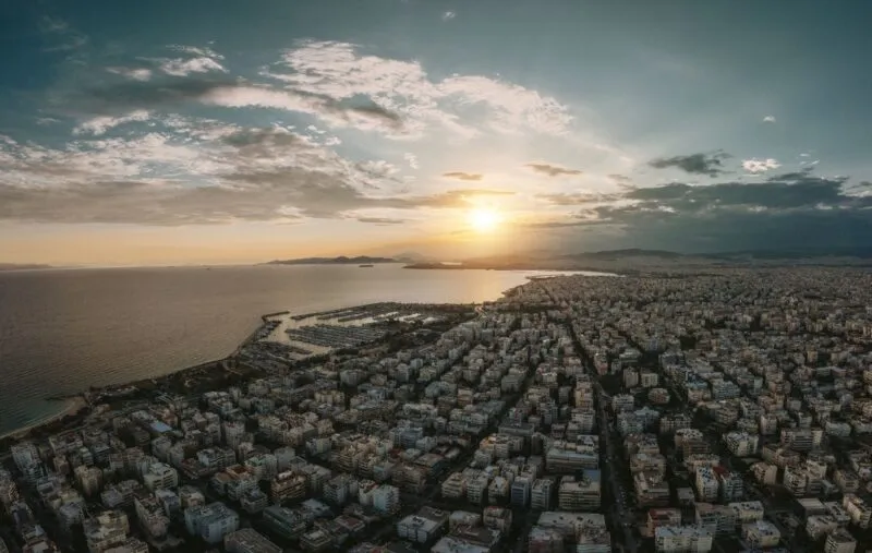 Εντωμεταξύ στη μισή Αθήνα κάτι βρωμάει γάμα τα (και κανείς δεν ξέρει τι είναι)