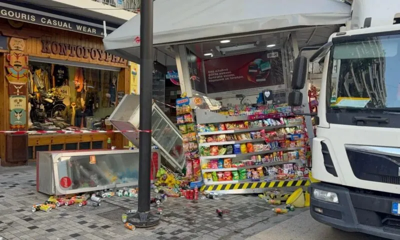 Θεσσαλονίκη: Ψύχραιμη νταλίκα γκρέμισε ολόκληρο περίπτερο (σε πεζόδρομο)