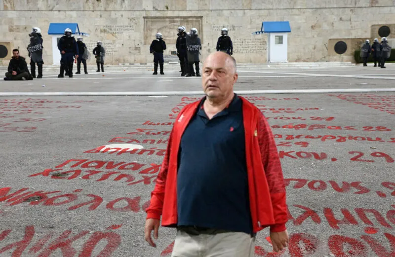 Μπέος: «Μητσοτάκη, καθάρισε το μνημείο για τα Τέμπη στο Σύνταγμα»