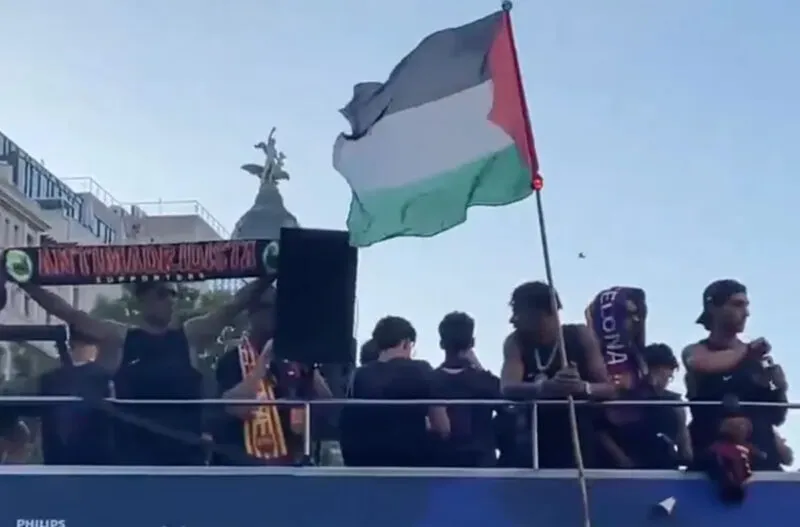 Με σημαία Παλαιστίνης πανηγύρισε την κούπα της Μπάρτσα ο Γιαμάλ, σόρι αν πονάτε