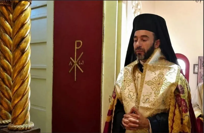 Μητροπολίτης τέθηκε σε αργία γιατί κέρναγε ριπαπά τους περαστικούς στα Πετράλωνα