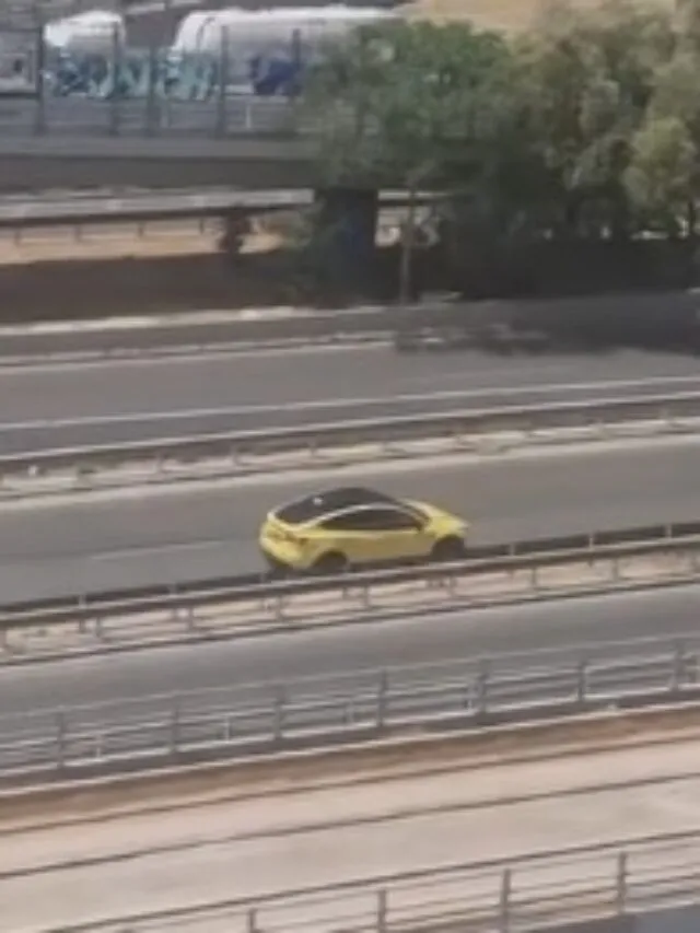 Ταξιτζής με Τέσλα κάνει αρχοντική όπισθεν κάπου στην Παραλιακή