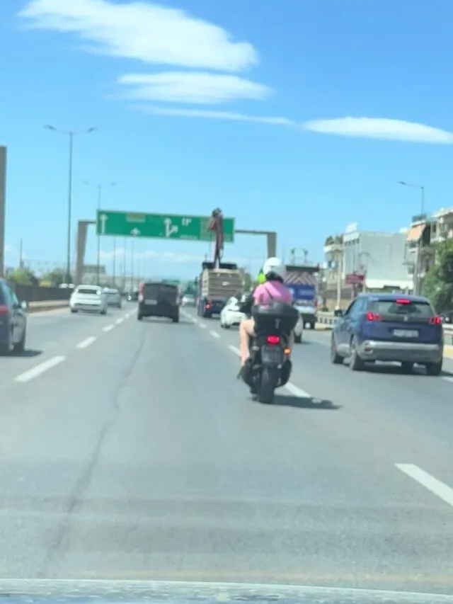 Γερανός φορτηγού παίρνει παραμάζωμα πινακίδα της Εθνικής Οδού, μάλλον είχαν κόντρα
