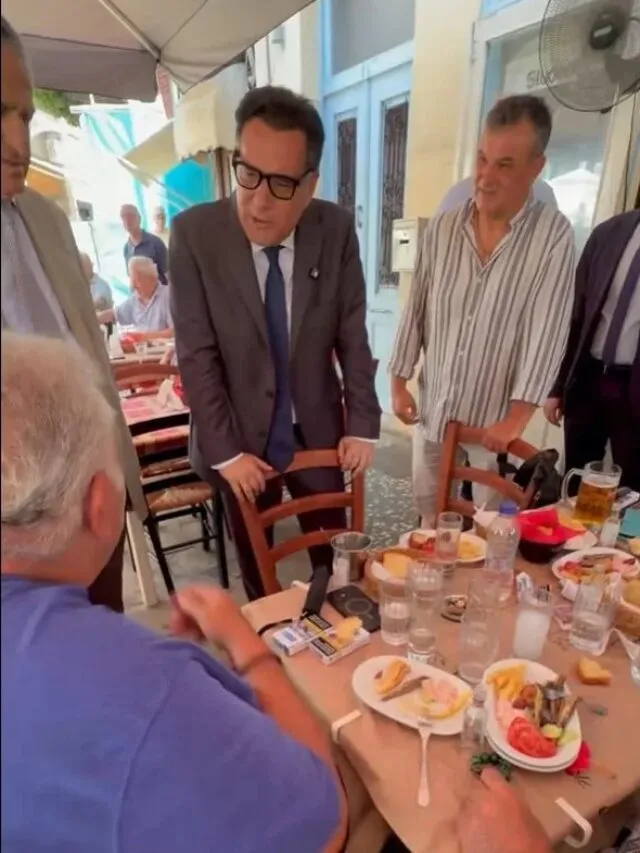 «ΞΟΥΤ ΔΕ ΣΕ ΘΕΛΟΥΜΕ» έφαγε ο Άδωνις από μύστες σε καφενείο της Λήμνου