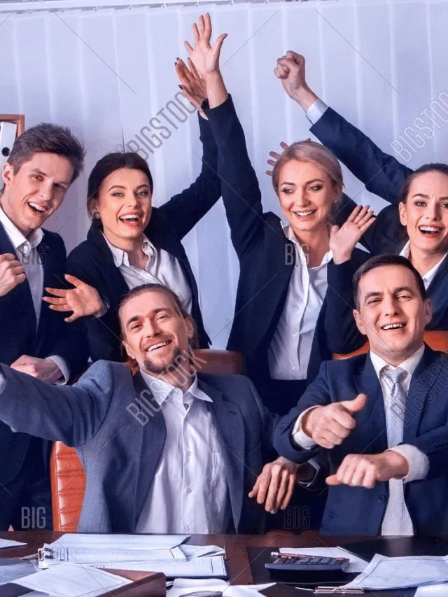 POV: ΓΥΡΝΑΣ ΓΡΑΦΕΙΟ ΜΕΤΑ ΑΠΟ ΑΔΕΙΑ