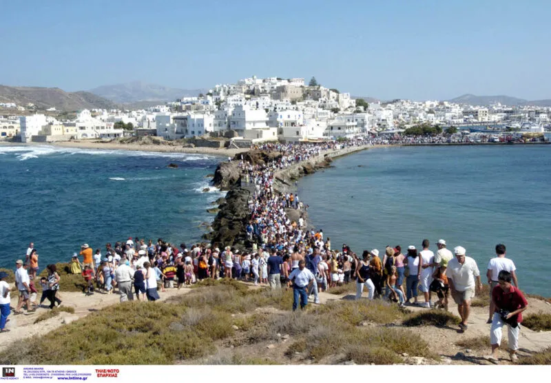 Νάξος: Τουρίστας – γονέας 1 του μήνα ξέχασε το παιδί στο δωμάτιο και νόμιζε ότι το έχασε