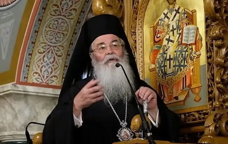 Μητροπολίτης την είπε σε αγοράκι με μακριά μαλλιά ότι είναι σαν κορίτσι