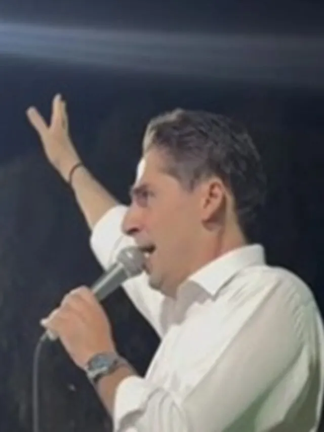 Υποψήφιος του ΠΑΣΟΚ τραγούδησε live τον ύμνο για τα 52α πράσινα γενέθλια