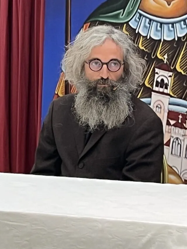 Πιο look «Αγιορείτης γέροντας» από ποτέ ο Άρης Σερβετάλης σε εκκλησιαστική εκδήλωση