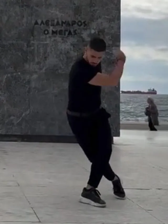 Ζεμπεκιά με Νότη στο άγαλμα του Μεγαλέκου χόρεψαν για την 28η στη Σαλονίκη