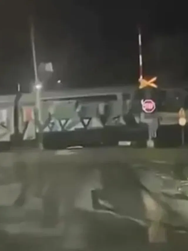 Λάρισα: +1 τρένο να περνά με ανοιχτή διαβάση 3,5 χρόνια μετά τα Τέμπη