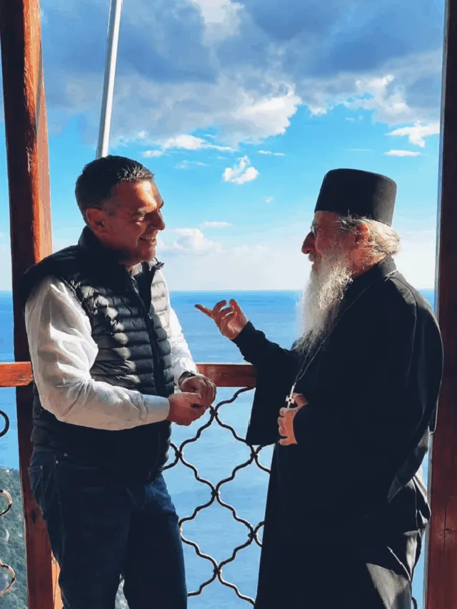 Μπαρμπαδοεκδρομή στο Άγιο Όρος για photobomb σε παπάδες ο Αλ. Τσίπρας